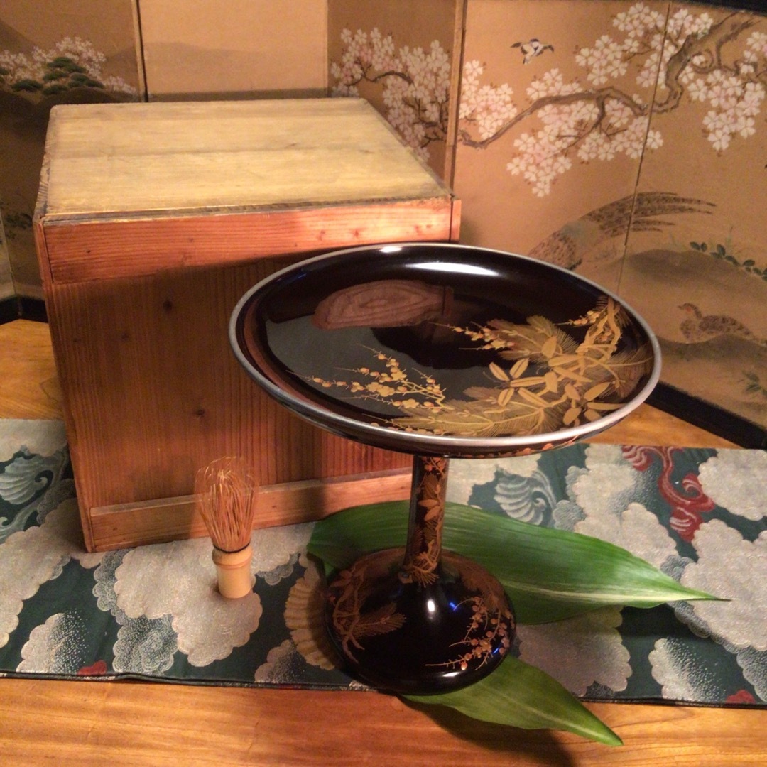 A860 木製輪島塗 茶道具 呂色漆 錫縁 松竹梅蒔絵 高月 (合箱付) A860 木製輪島塗 茶道具 呂色漆 錫縁 松竹梅蒔絵 高月 (合箱付)