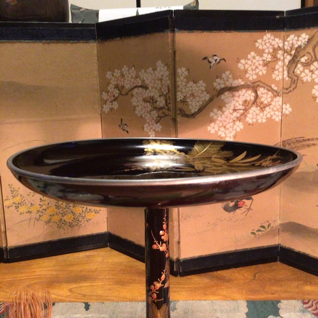 A860 木製輪島塗 茶道具 呂色漆 錫縁 松竹梅蒔絵 高月 (合箱付) A860 木製輪島塗 茶道具 呂色漆 錫縁 松竹梅蒔絵 高月 (合箱付)