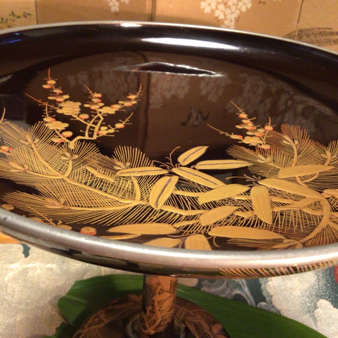 A860 木製輪島塗 茶道具 呂色漆 錫縁 松竹梅蒔絵 高月 (合箱付) A860 木製輪島塗 茶道具 呂色漆 錫縁 松竹梅蒔絵 高月 (合箱付)