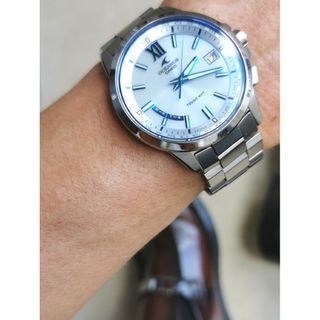 カシオ(CASIO)のカシオ 電波ソーラー腕時計 薄い水色がすげーカッコいいんだけど やや難あり(腕時計(アナログ))