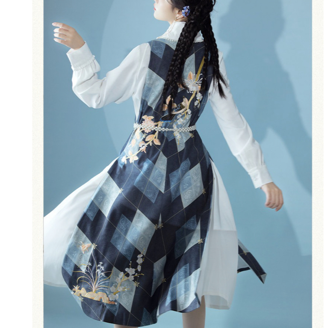 ふりふ - 梅蘭竹菊 水田刺繍菱格比甲 白青金色袖なしアウター 明 ふりふ - 梅蘭竹菊 水田刺繍菱格比甲 白青金色袖なしアウター 明