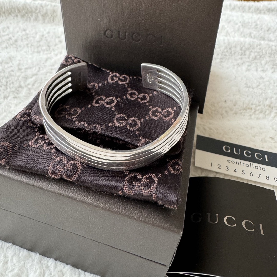 GUCCI - 美品　廃盤希少！GUCCI グッチ　シルバー　ストラップバングル　ブレスレット