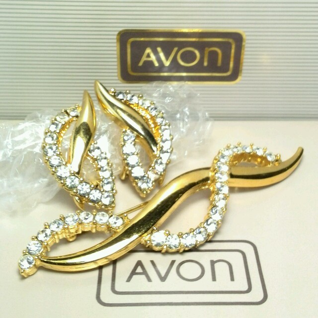 AVON(エイボン)の876.AVON イヤリング☆ブローチセット レディースのアクセサリー(イヤリング)の商品写真