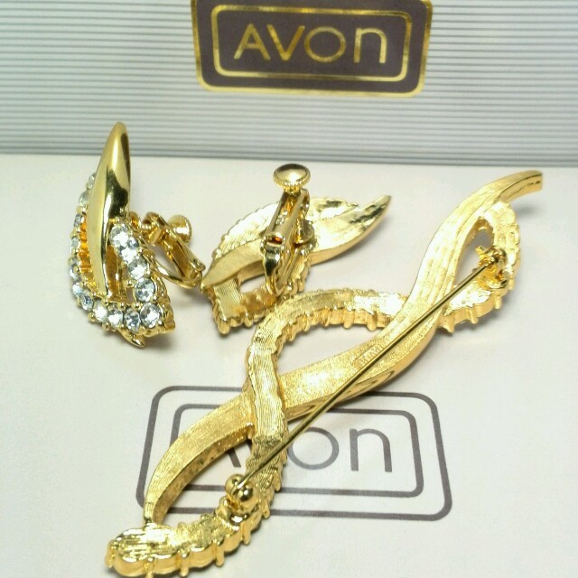 AVON(エイボン)の876.AVON イヤリング☆ブローチセット レディースのアクセサリー(イヤリング)の商品写真