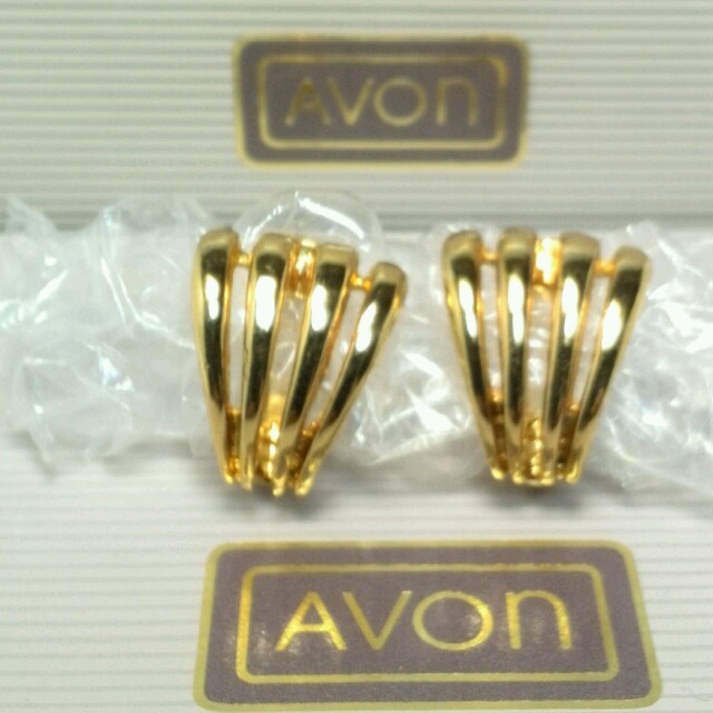 AVON(エイボン)の681.AVON ミニイヤリング新品同様 レディースのアクセサリー(イヤリング)の商品写真