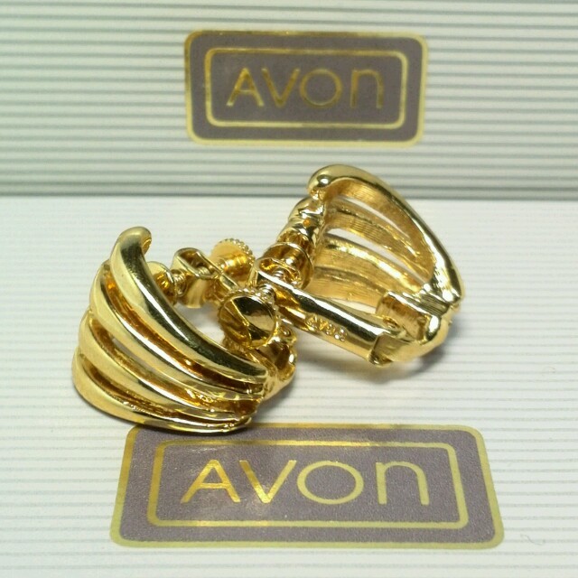 AVON(エイボン)の681.AVON ミニイヤリング新品同様 レディースのアクセサリー(イヤリング)の商品写真