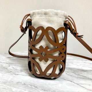 ぽめ様 極美品 LOEWE ロエベ 巾着 ショルダーバッグ アナグラム レザー ぽめ様 極美品 LOEWE ロエベ 巾着 ショルダーバッグ アナグラム レザー