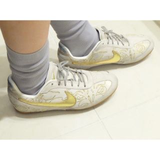 ナイキ(NIKE)の【NIKE】ゴールド刺繍 スニーカー【おまけつき】(スニーカー)