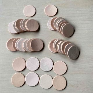 ヌメ革ハギレ　まるタグ　50枚セット　1.5nmm 厚(その他)