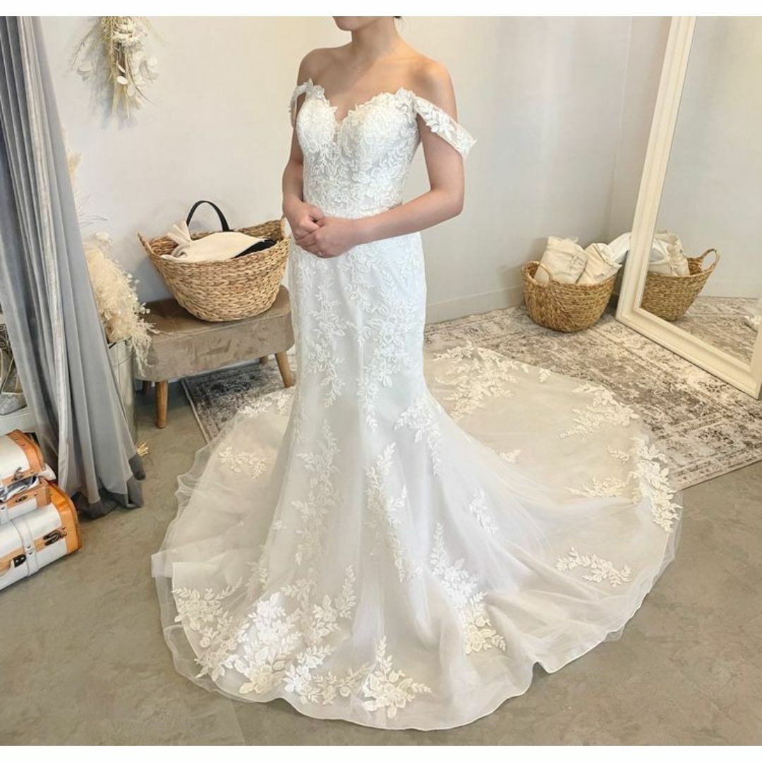 ウェディングドレス オフショルダー 華やかなトレーン くるみボタン 結婚式