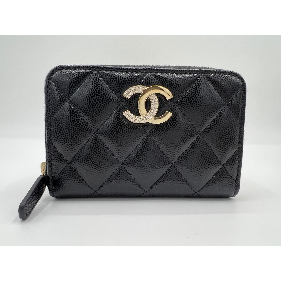 CHANEL - CHANEL シャネル マトラッセ コインケース 小銭入れ  コンパクト財布 ブラック キャビアスキン グレインドカーフスキン レザー ゴールド金具 ラインストーン ランダム 2024年 AP4177 新品同様