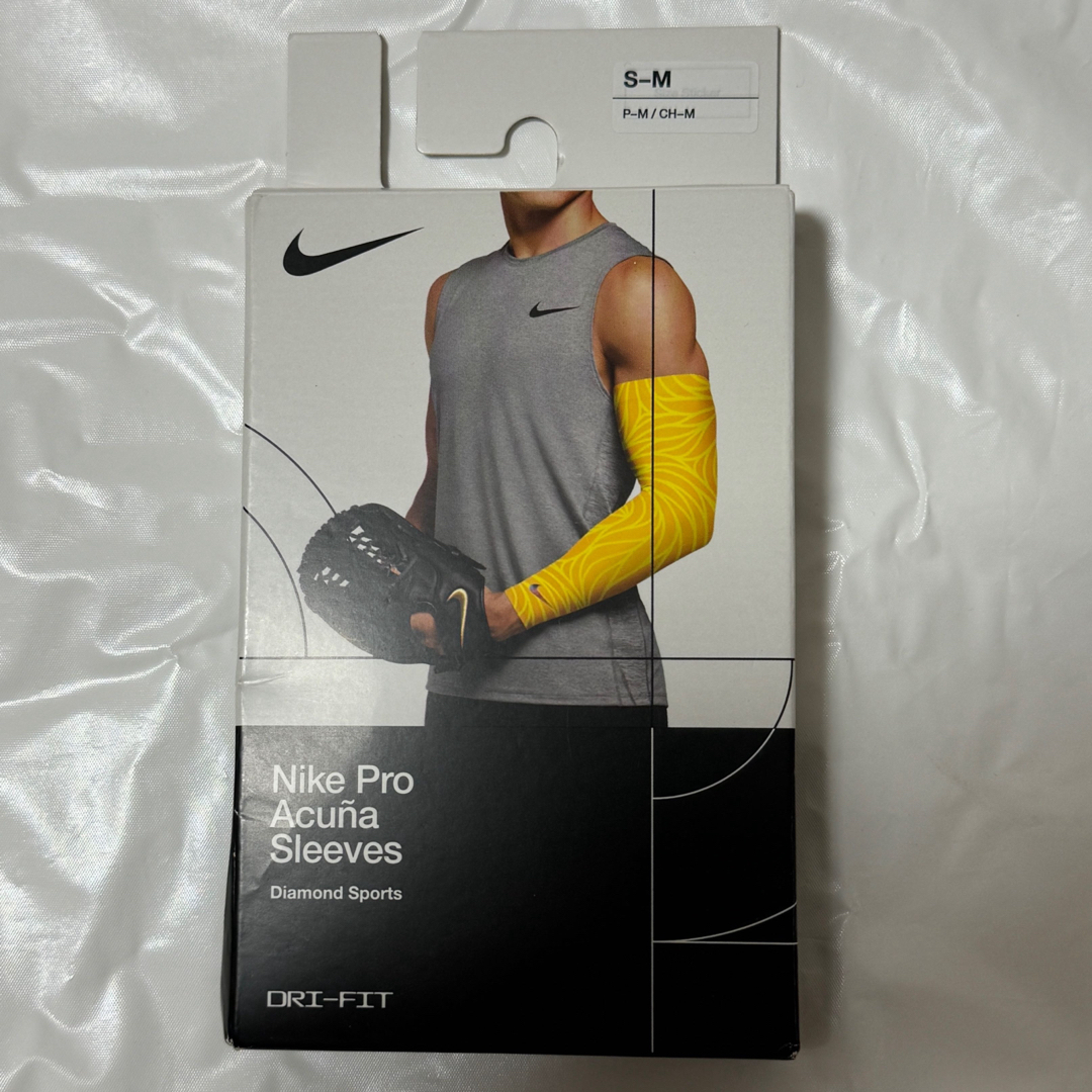 NIKE アクーニャJrモデル イエロー アームスリーブ S/Mサイズ 2 NIKE アクーニャJrモデル イエロー アームスリーブ S/Mサイズ 2
