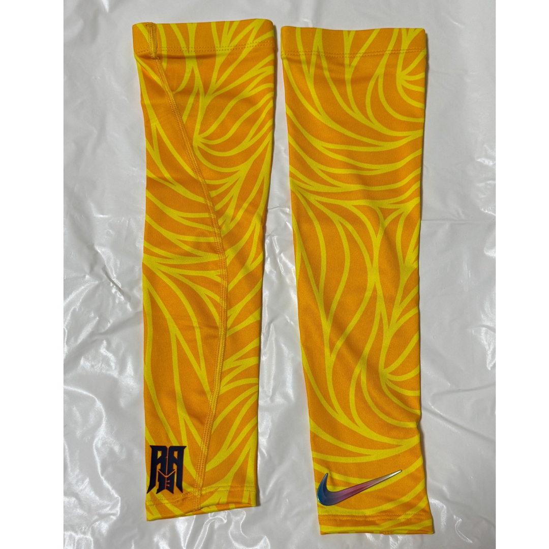 NIKE アクーニャJrモデル イエロー アームスリーブ S/Mサイズ 2 NIKE アクーニャJrモデル イエロー アームスリーブ S/Mサイズ 2