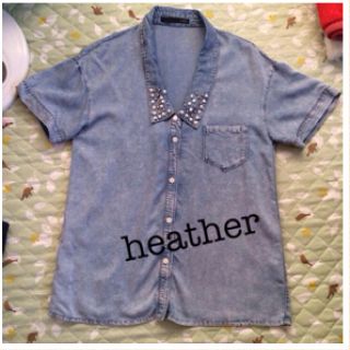 ヘザー(heather)のヘザー パール付きダンガリーシャツ(シャツ/ブラウス(半袖/袖なし))