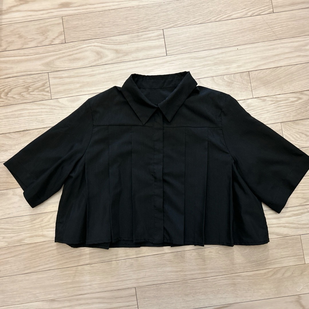 タックプリーツクロップドシャツ トップス 半袖 シャツ  ショート丈　プリーツ レディースのトップス(Tシャツ(半袖/袖なし))の商品写真