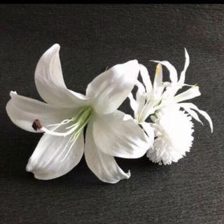 百合（1輪）とマムの髪飾り　結婚式 卒業式 成人式 和装 洋装   ヘッドパーツ(ヘアアクセサリー)