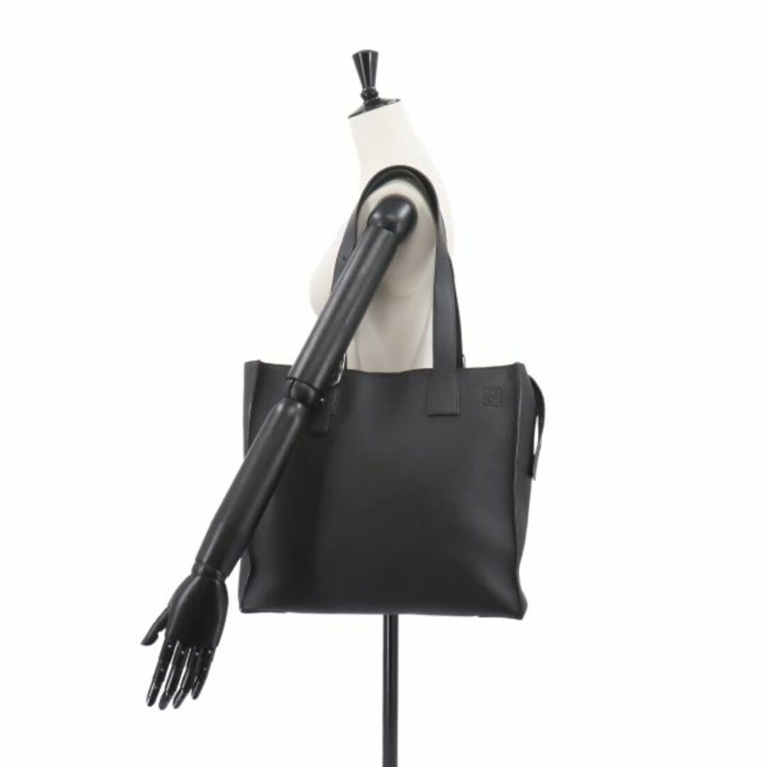 LOEWE - レア 極美品✨ ロエベ ジッパーバッグ レザー ブラック LOEWE - レア 極美品✨ ロエベ ジッパーバッグ レザー ブラック