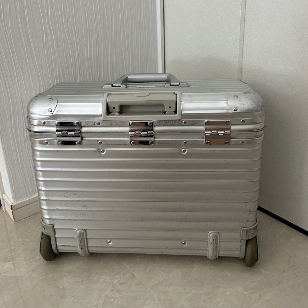 リモワ もたれかかっ RIMOWA パイロット29L 機内持ち込みサイズ リモワ もたれかかっ RIMOWA パイロット29L 機内持ち込みサイズ