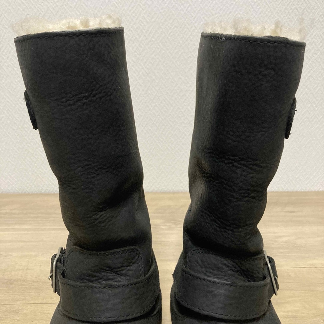 UGG - UGG アグ ケンジントン 22エンジニア ムートン ブーツ UGG - UGG アグ ケンジントン 22エンジニア ムートン ブーツ