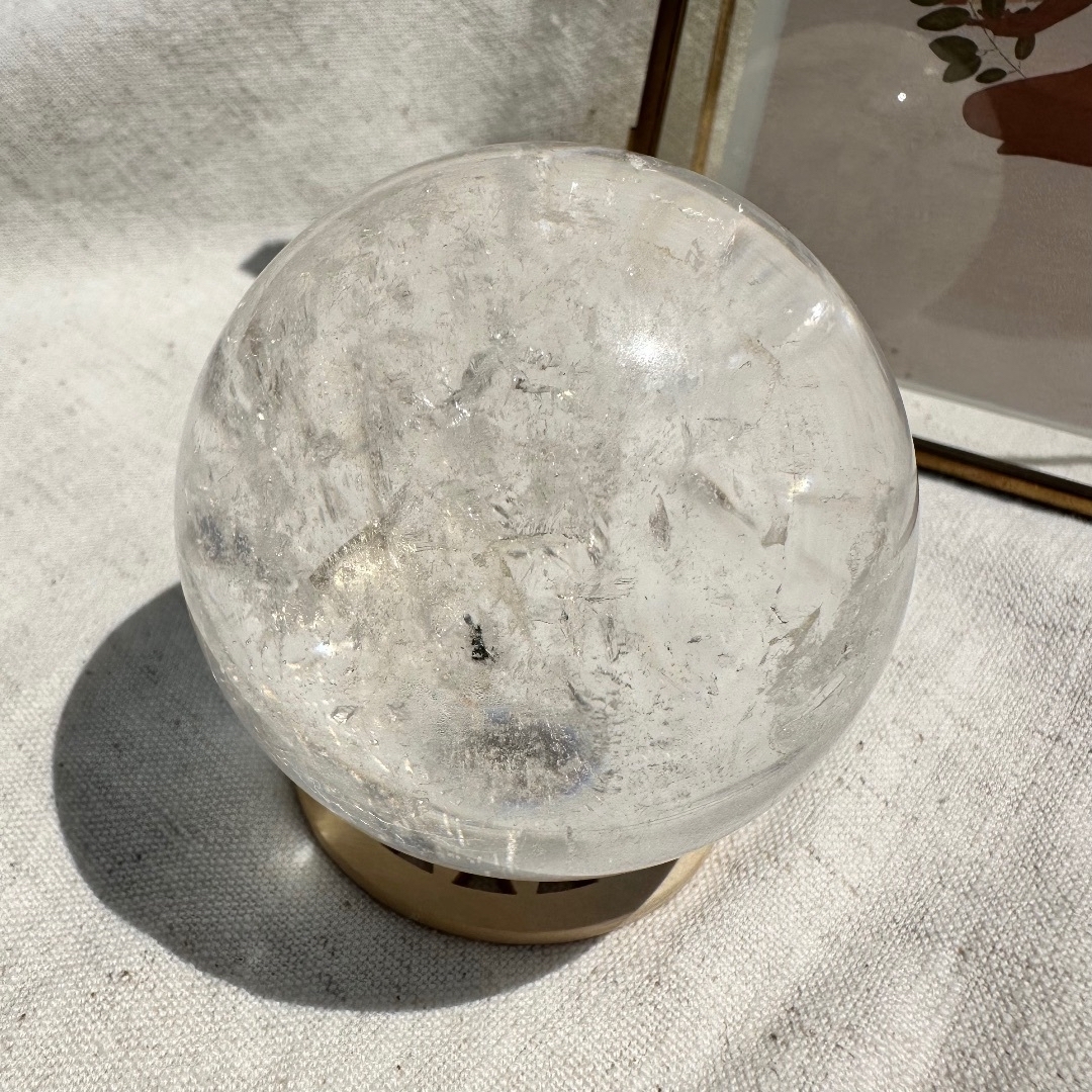 水晶】 スフィア 水晶玉 丸玉 直径 6.4cm 台座付き 水晶】 スフィア 水晶玉 丸玉 直径 6.4cm 台座付き