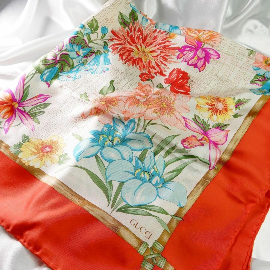 GUCCI - GUCCI スカーフ 花柄 フローラ レッド シルク 大判の GUCCI - GUCCI スカーフ 花柄 フローラ レッド シルク 大判の