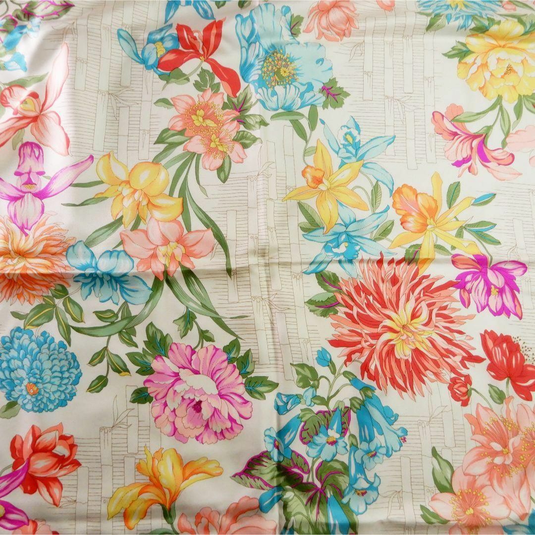 GUCCI - GUCCI スカーフ 花柄 フローラ レッド シルク 大判の GUCCI - GUCCI スカーフ 花柄 フローラ レッド シルク 大判の