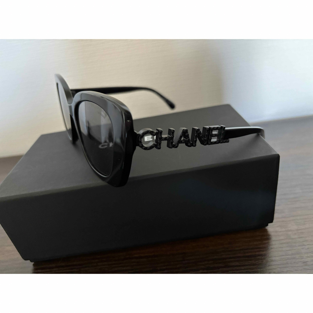 CHANEL - シャネル ポラライズド ライストーン ロゴ サングラス CHANEL - シャネル ポラライズド ライストーン ロゴ サングラス