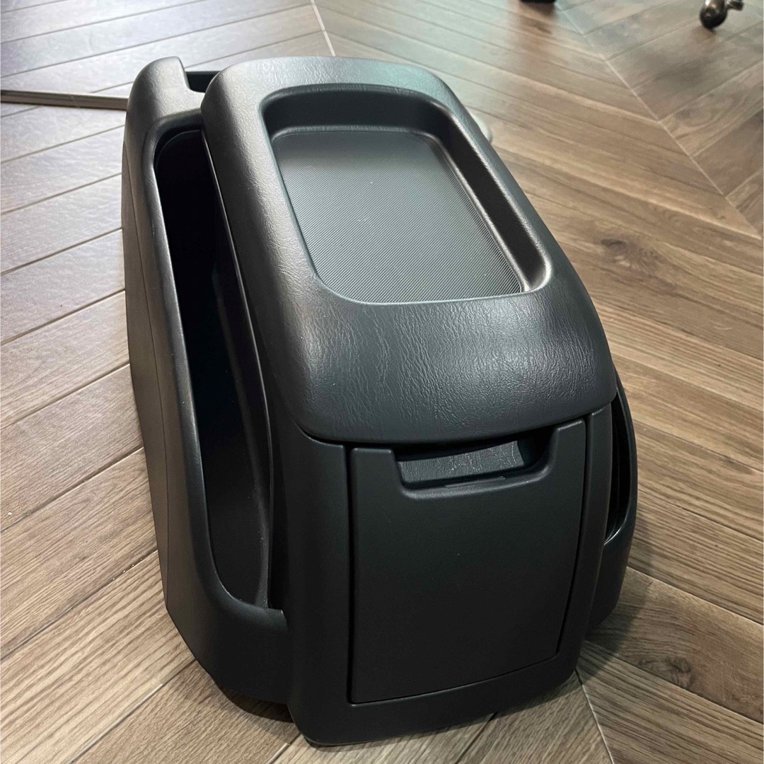 トヨタ - トヨタハイエース センターコンソール 純正品 新車外し トヨタ - トヨタハイエース センターコンソール 純正品 新車外し