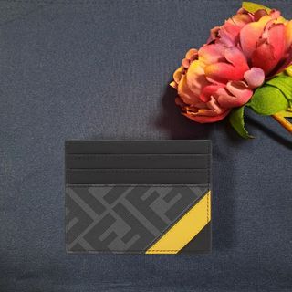 FENDI(名刺入れ/定期入れ)のフリマアイテム一覧 FENDI(名刺入れ/定期入れ)のフリマアイテム一覧