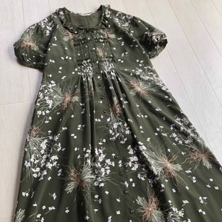 カネコイサオ(KANEKO ISAO)のカネコイサオ カーキ色 花柄 ブーケ柄 ポリ Aライン ワンピース(ロングワンピース/マキシワンピース)