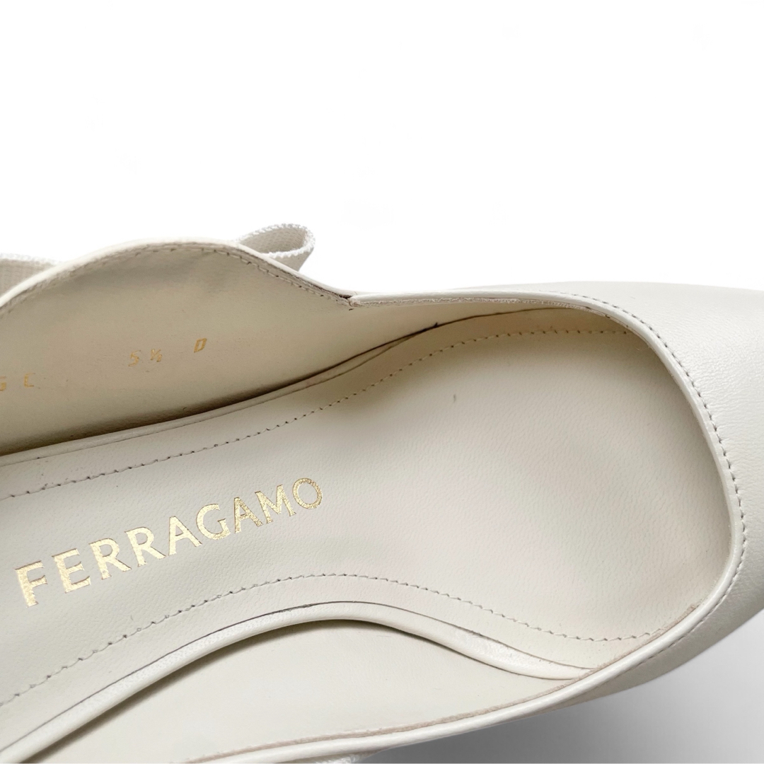 美品 FERRAGAMO VANIA スリングバックシューズ 5.5 ホワイト 靴 美品 FERRAGAMO VANIA スリングバックシューズ 5.5 ホワイト 靴