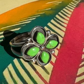 インディアンジュエリー(INDIAN JEWELRY)の未使用品　よつ葉　クローバー　リング　ガスパイト　ズニ族　インディアンジュエリー(リング(指輪))