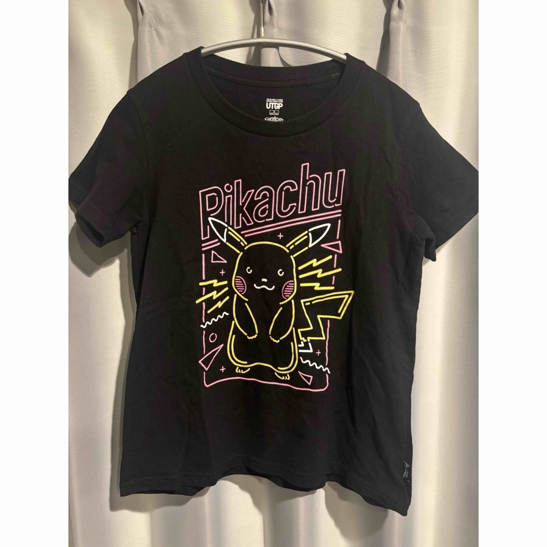UNIQLO(ユニクロ)のユニクロUTポケモンTシャツ ピカチュウ ネオン 黒ブラック レディースのトップス(Tシャツ(半袖/袖なし))の商品写真