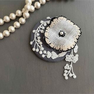 ②11ミナペルホネン ハンドメイド ブローチアクセサリー(ブローチ/コサージュ)