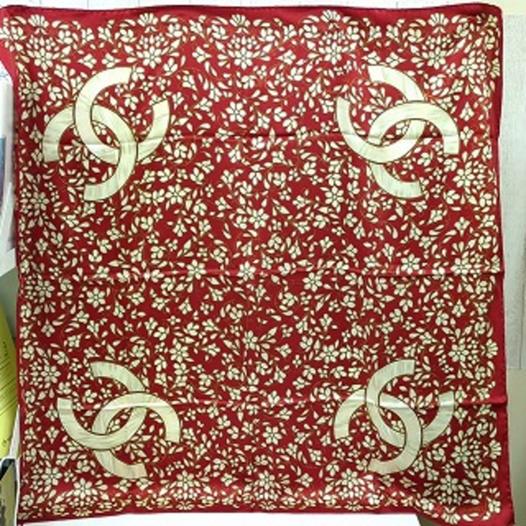CHANEL シャネル 100% シルク スカーフ 花柄 ココマーク レッド CHANEL シャネル 100% シルク スカーフ 花柄 ココマーク レッド