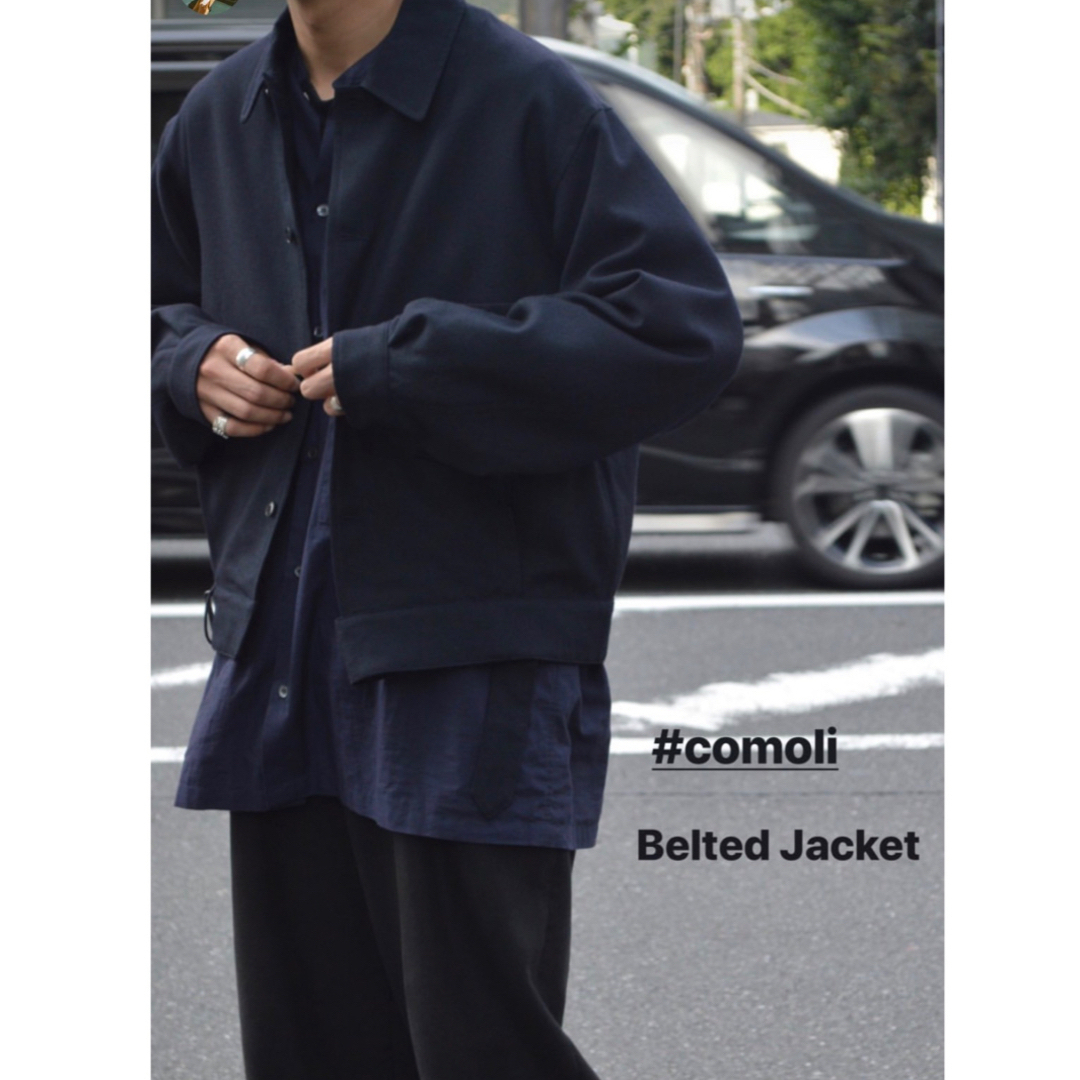COMOLI (コモリ) こびり付く ウールサージベルテッドジャケット COMOLI (コモリ) こびり付く ウールサージベルテッドジャケット