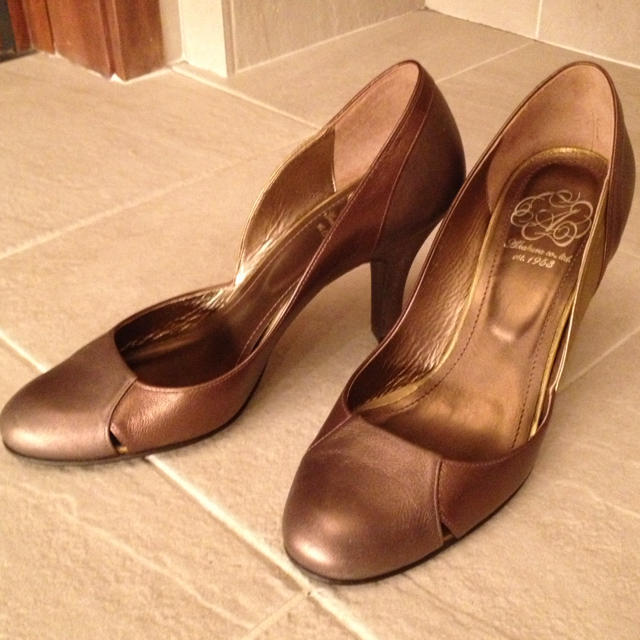 Akakuraブラウンゴールド パンプス レディースの靴/シューズ(ハイヒール/パンプス)の商品写真