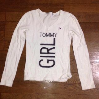 トミーヒルフィガー(TOMMY HILFIGER)のＶネック シャツ(Tシャツ(長袖/七分))