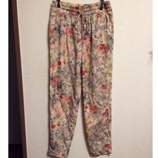 ザラ(ZARA)のZARA 花柄 テーパードパンツ(カジュアルパンツ)