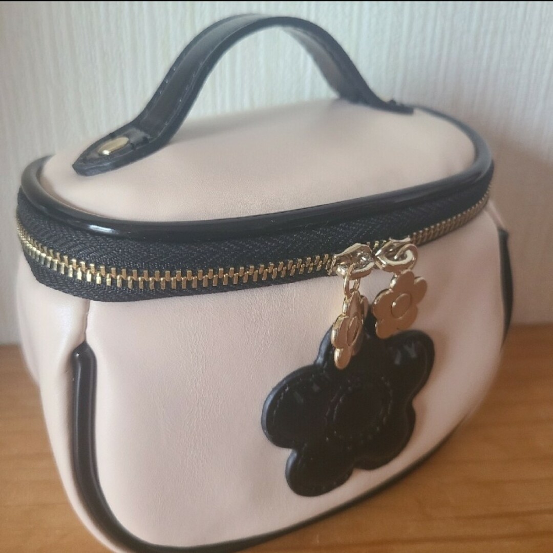 MARY QUANT - スムースデイジーパッチ ラウンドバニティSの通販 MARY QUANT - スムースデイジーパッチ ラウンドバニティSの通販