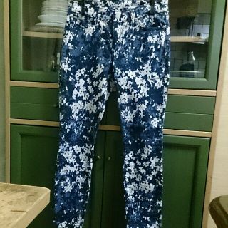 ギャップ(GAP)のGAP花柄っぽい迷彩スキニーパンツ ★美品 (スキニーパンツ)