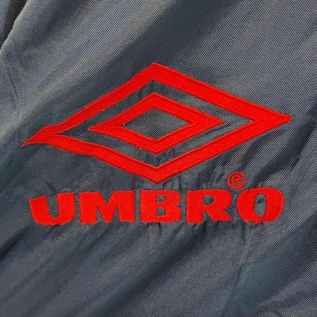 UMBRO - UMBRO アンブロ ナイロンジャケット コート 刺繍 紺 赤 UMBRO - UMBRO アンブロ ナイロンジャケット コート 刺繍 紺 赤