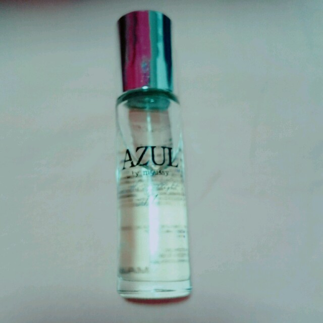 AZUL by moussy(アズールバイマウジー)のロールオンパフューム インザスポットライト コスメ/美容の香水(ユニセックス)の商品写真