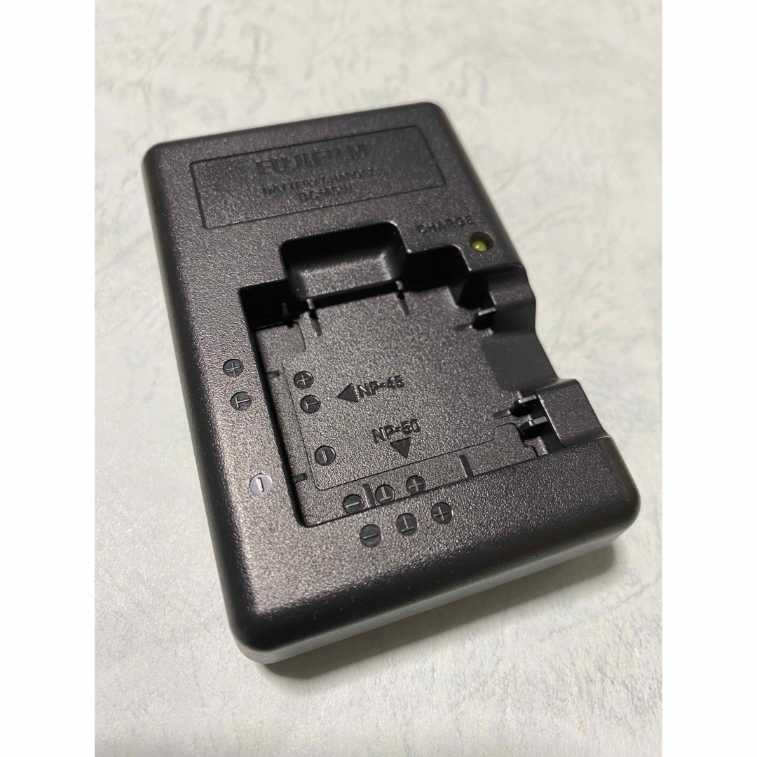 富士フイルム(フジフイルム)の送料無料★富士フイルム純正品 BC-45W★バッテリーチャージャーAC充電器 スマホ/家電/カメラのカメラ(コンパクトデジタルカメラ)の商品写真