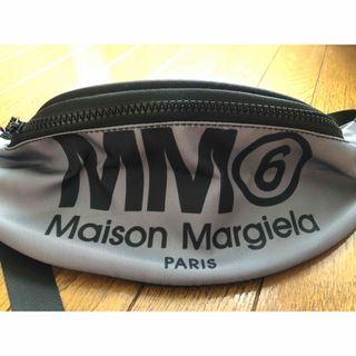 MM6 ノベルティ ボディバッグ(MM6 Maison Margiela」の MM6 ノベルティ ボディバッグ(MM6 Maison Margiela」の