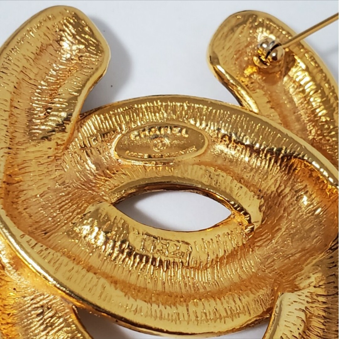 CHANEL - 正規品ヴィンテージCHANELブローチ 刻印あり!の通販 CHANEL - 正規品ヴィンテージCHANELブローチ 刻印あり!の通販