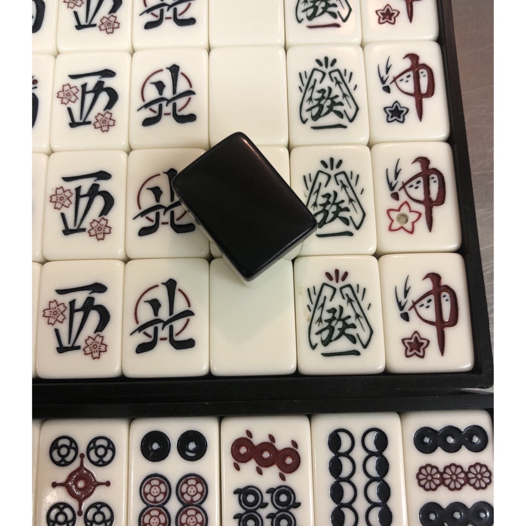 超希少】 麻雀牌 任天堂 天元 花札デザイン ダイヤ牌 背黒牌 超希少】 麻雀牌 任天堂 天元 花札デザイン ダイヤ牌 背黒牌