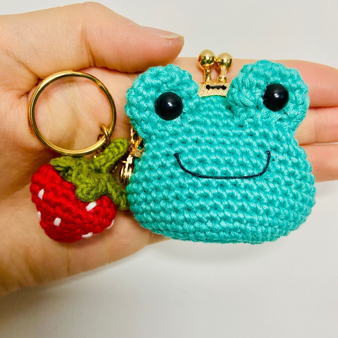 ナーゴ　ハンドメイド　口金　かえるキーホルダー　あみぐるみ　いちご　かえる ナーゴ様専用 ハンドメイド 口金 かえるキーホルダー あみぐるみ