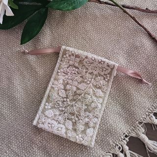インド刺繍リボン　巾着　小物入れ　ハンドメイド(ポーチ)