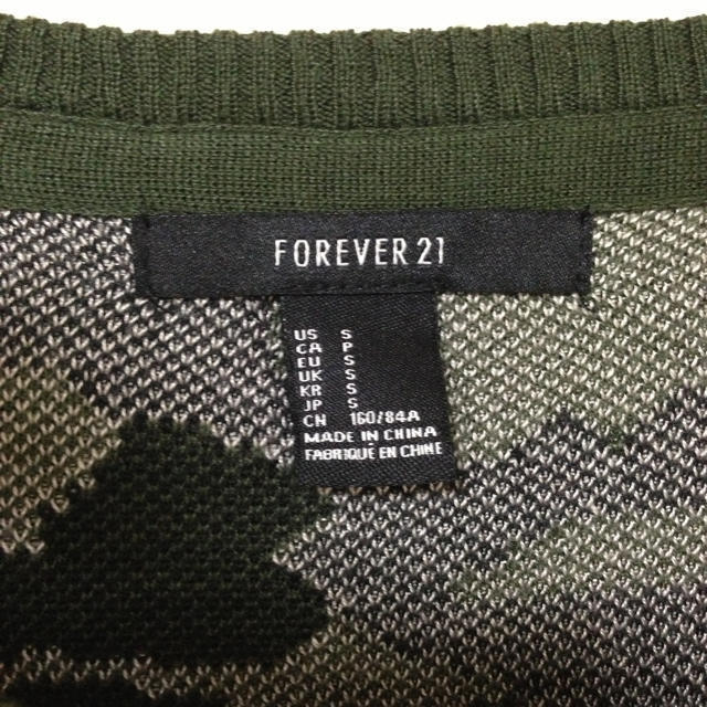 FOREVER 21(フォーエバートゥエンティーワン)のカモフラ✭ニット(薄手) レディースのトップス(ニット/セーター)の商品写真